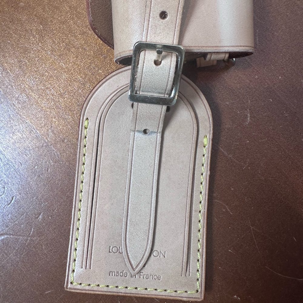 Authentic Louis Vuitton Beige Leather
Name Tag & Poignet set - Picture 3 of 12